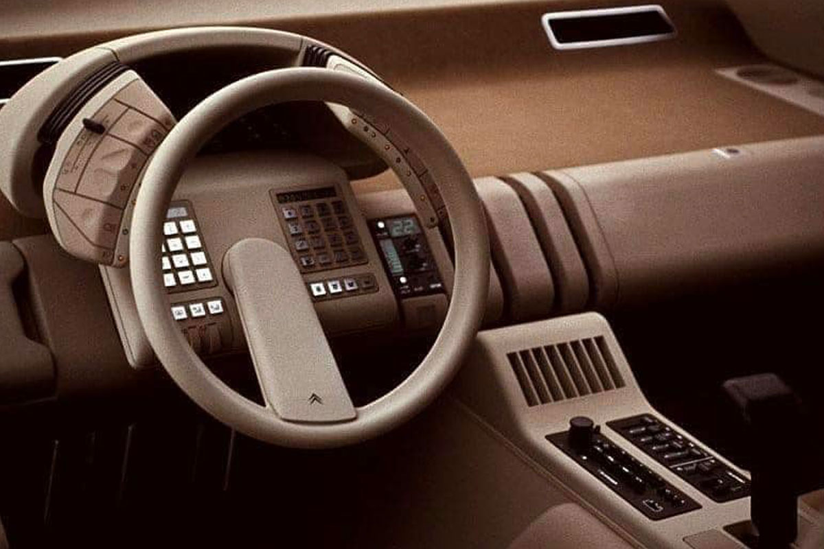 Když minulost předběhne budoucnost: Cockpity starých aut jako od AI